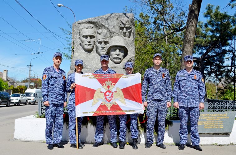 Росгвардейцы почтили память воинов-освободителей столицы Крыма от немецко-фашистских захватчиков