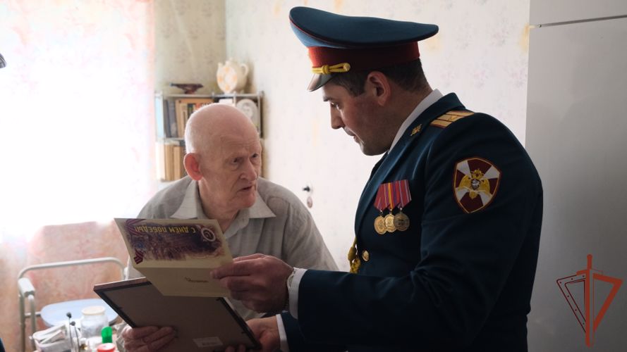 На Урале росгвардейцы поддержали всероссийскую ведомственную акцию «Парад у дома ветерана» (видео)