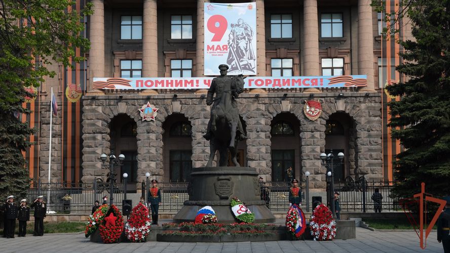 Врио командующего Уральским округом Росгвардии принял участие в возложении цветов и венков к памятнику маршалу Победы — Георгию Жукову