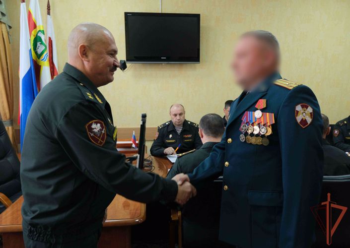 Офицерам Уральского округа Росгвардии вручены государственные и ведомственные награды