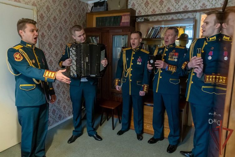 Росгвардейцы поздравили ветеранов войск правопорядка с Днем Победы 