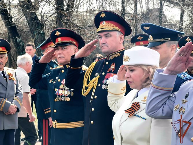 В Сибири росгвардейцы возложили цветы к мемориалам и почтили память погибших героев Великой Отечественной войны в День Победы