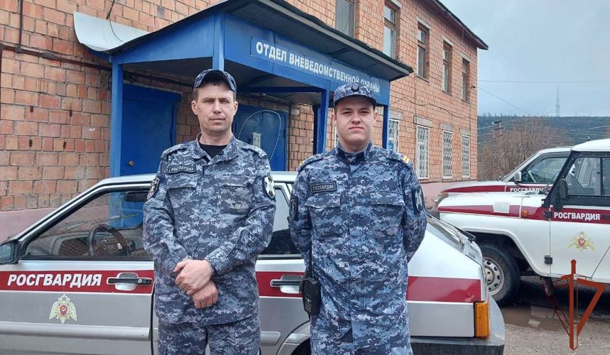 Росгвардейцы помогли эвакуировать вещи жильцов из горящего дома в Иркутской области