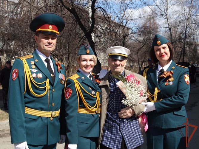 В Сибири росгвардейцы поздравляют ветеранов Великой Отечественной войны