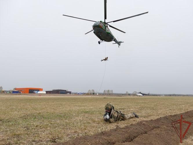 Бойцы томского ОМОН Росгвардии отработали беспарашютное десантирование из вертолета