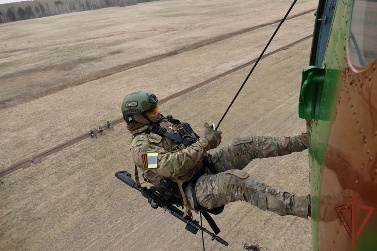 Бойцы томского ОМОН Росгвардии отработали беспарашютное десантирование из вертолета