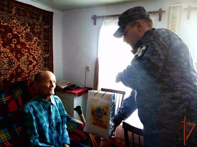 Ветеранов Великой Отечественной войны на Урале росгвардейцы поздравили персональными парадами (видео)