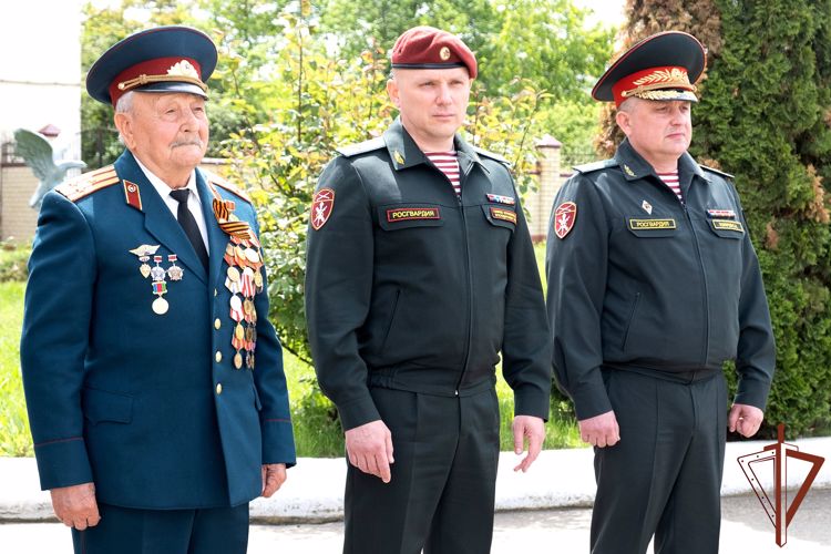 В Краснодаре росгвардейцы поздравили с наступающим Днем Победы ветерана Великой Отечественной войны  