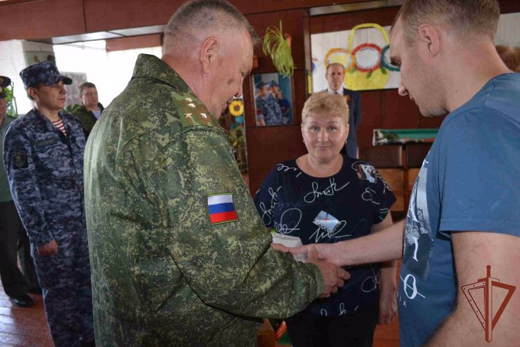 Сотрудники Росгвардии приняли участие в церемонии перезахоронения павшего красноармейца в Зауралье
