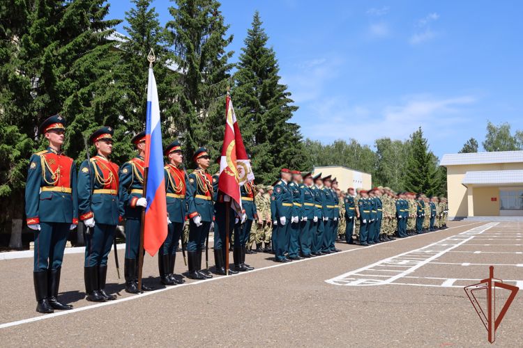 В Казани состоялся ритуал вручения Боевого знамени воинской части Росгвардии