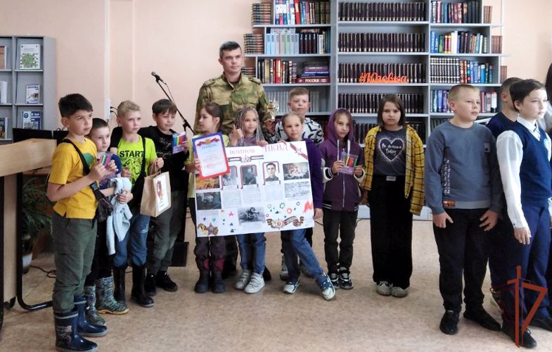 Представители Росгвардии показали уральским школьникам, как провести каникулы познавательно (видео)