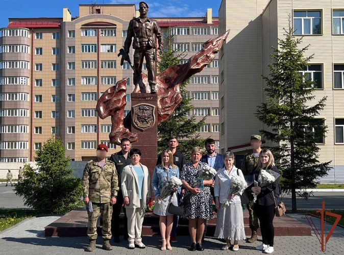 Тетради с изображением росгвардейцев - героев спецоперации переданы  отряду спецназа «Ермак»  в Новосибирске