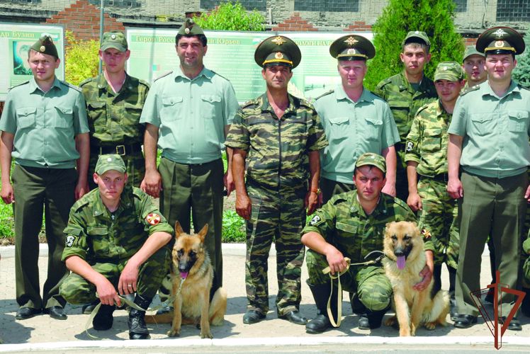Специалисты-кинологи Южного округа Росгвардии отмечают профессиональный праздник