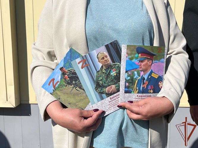 Тетради с изображением росгвардейцев - героев спецоперации переданы  отряду спецназа «Ермак»  в Новосибирске