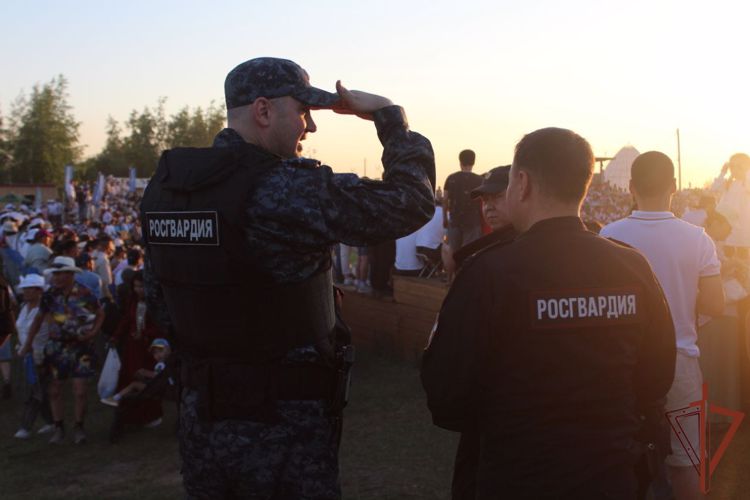Росгвардия обеспечила охрану правопорядка в дни празднования национального праздника в Якутске