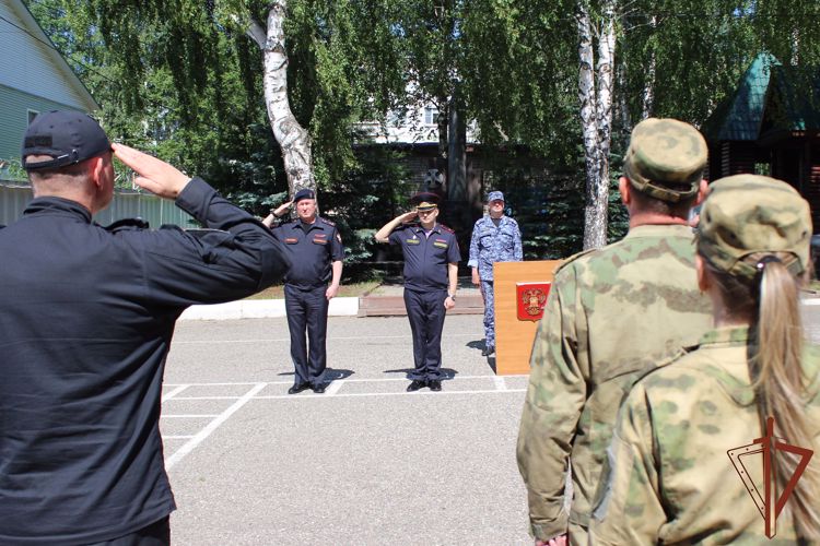  Заместитель командующего Центральным округом Росгвардии вручил госнаграды военнослужащим и сотрудникам в Костроме