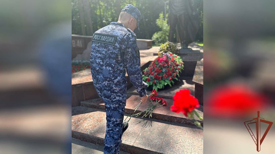 Накануне Дня памяти и скорби росгвардейцы приняли участие в памятных мероприятиях в Москве 