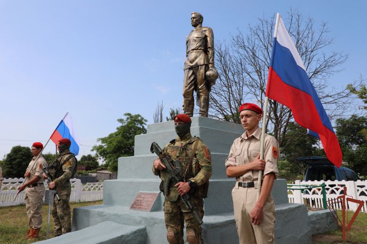 Росгвардейцы приняли участие в торжественном открытии памятника героям Великой Отечественной войны в ДНР