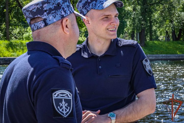 Экипажи катеров Росгвардии в Санкт-Петербурге получили новую форму одежды