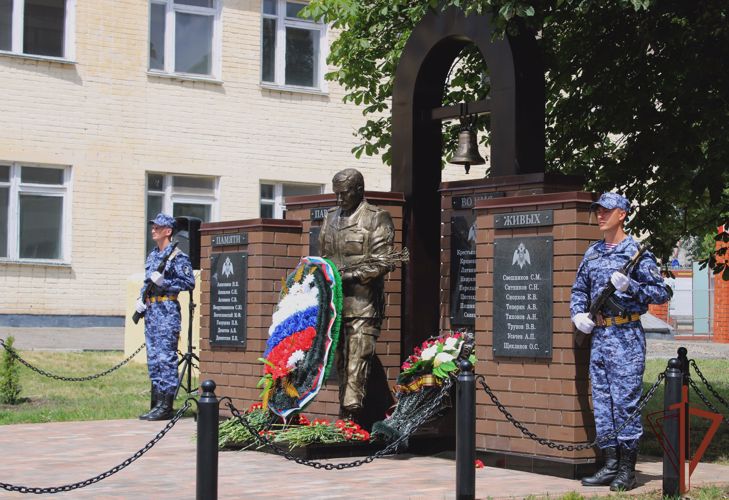 В Липецке увековечили память военнослужащих и сотрудников, погибших при исполнении воинского и служебного долга