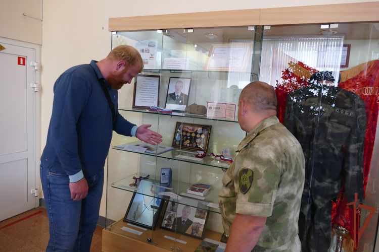 Памятную экспозицию погибшему в ходе СВО офицеру СОБР Росгвардии открыли в Омске