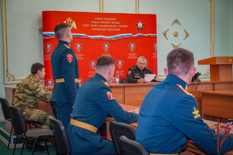 Командующий Северо-Западным округом Росгвардии встретился с выпускниками военных вузов