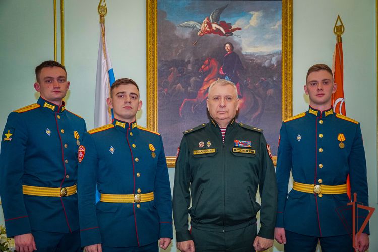 Командующий Северо-Западным округом Росгвардии встретился с выпускниками военных вузов