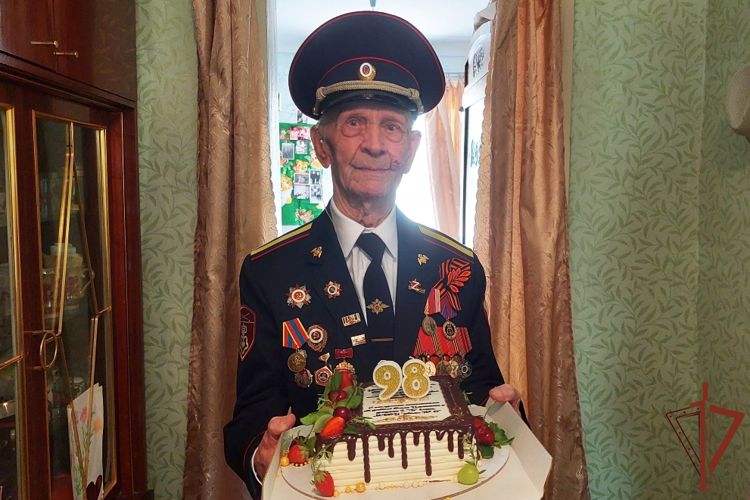 С 98-летием ветерана-фронтовика поздравили росгвардейцы в Ростове-на-Дону