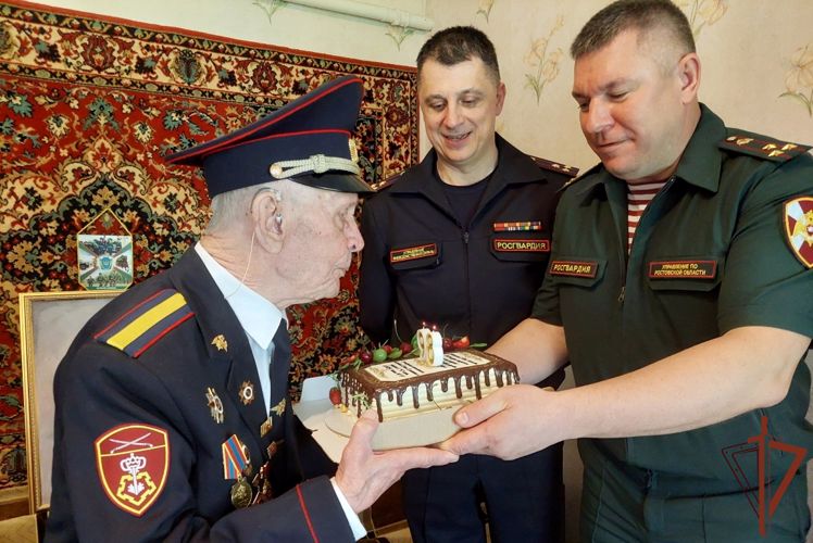 С 98-летием ветерана-фронтовика поздравили росгвардейцы в Ростове-на-Дону