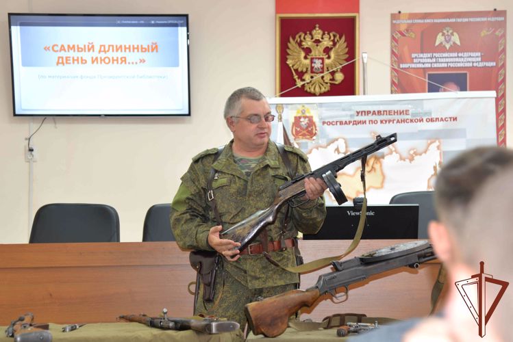 Представители Росгвардии показали уральским школьникам, как провести каникулы познавательно (видео)