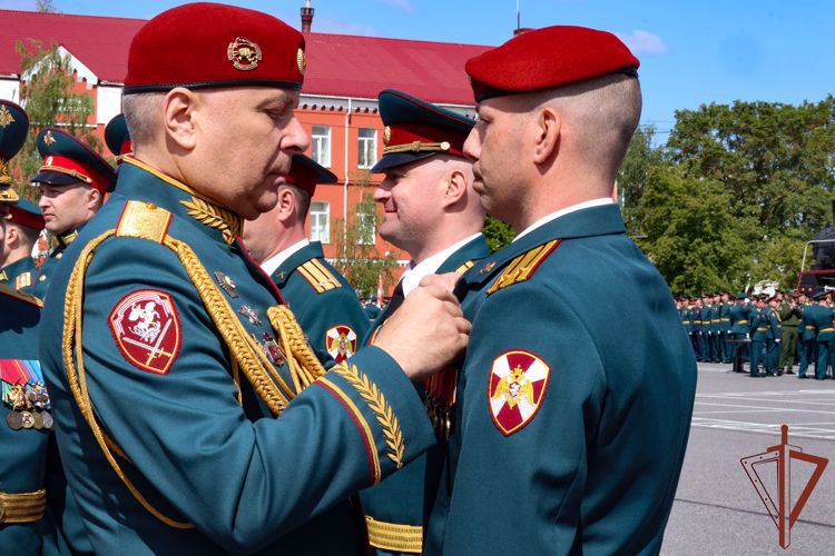 Командующий СЗО Росгвардии вручил дипломы выпускникам факультета материально-технического обеспечения