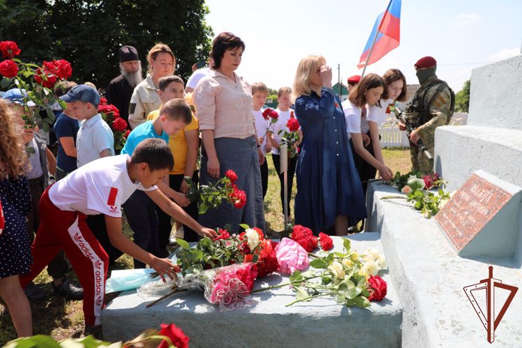 Росгвардейцы приняли участие в торжественном открытии памятника героям Великой Отечественной войны в ДНР
