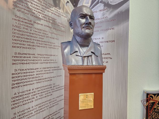 В петербургском СОБР «Гранит» состоялась церемония открытия бюста Героя России Владимира Усачёва (видео)