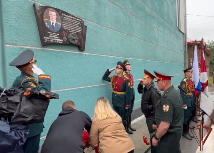 Мемориальную доску в память о погибшем военнослужащем Росгвардии открыли в Новосибирске