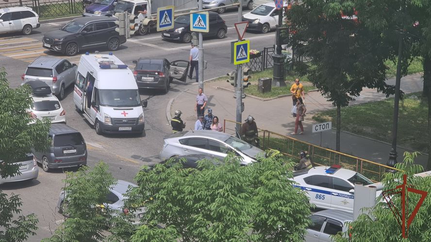 Росгвардейцы пришли на помощь пострадавшему в ДТП в Хабаровске