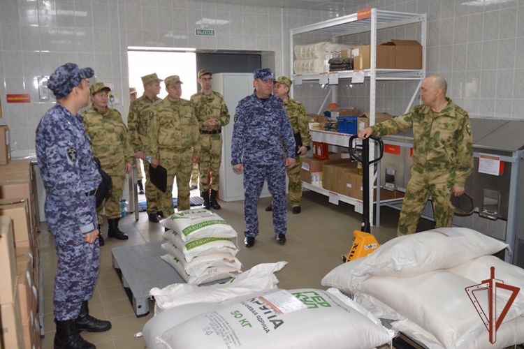 Замкомандующего Сибирским округом Росгвардии проверил уровень тылового обеспечения подразделений в Алтайском крае