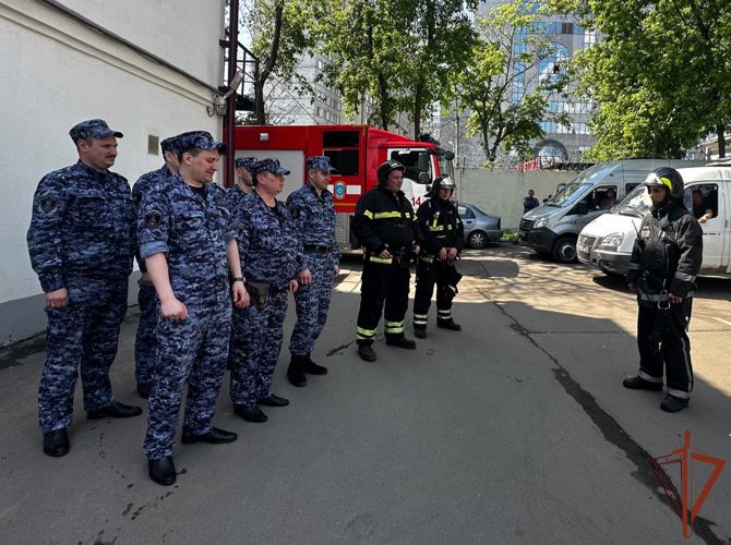 Пожарно-тактическое учение провела Росгвардия совместно с МЧС в столице (видео)