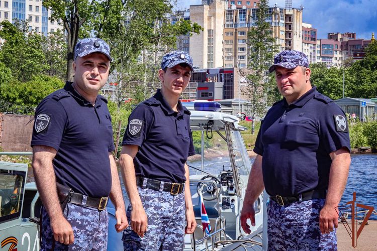 Экипажи катеров Росгвардии в Санкт-Петербурге получили новую форму одежды 