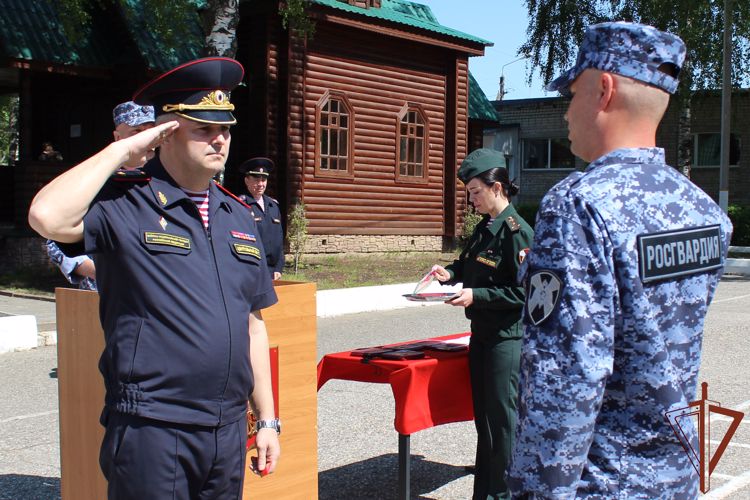  Заместитель командующего Центральным округом Росгвардии вручил госнаграды военнослужащим и сотрудникам в Костроме