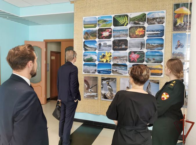 На самой дальней точке восточных рубежей открылась фотовыставка росгвардейца - кавалера ордена Мужества