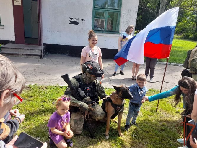 В преддверии Дня России росгвардейцы посетили детей, находящихся на лечении в больнице ДНР