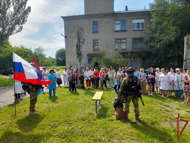 В преддверии Дня России росгвардейцы посетили детей, находящихся на лечении в больнице ДНР