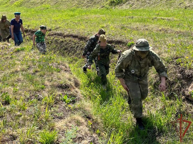 Военнослужащие отряда «Ермак» организовали игру «Зарница» для детей с ограниченными возможностями здоровья (видео)