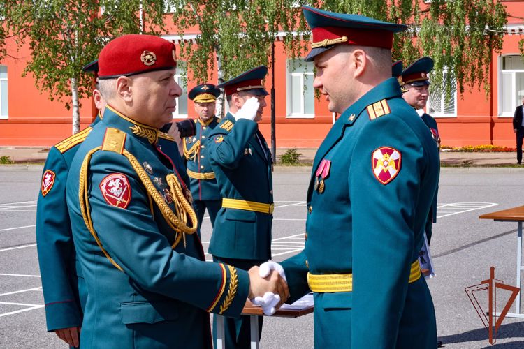 Командующий СЗО Росгвардии вручил дипломы выпускникам факультета материально-технического обеспечения