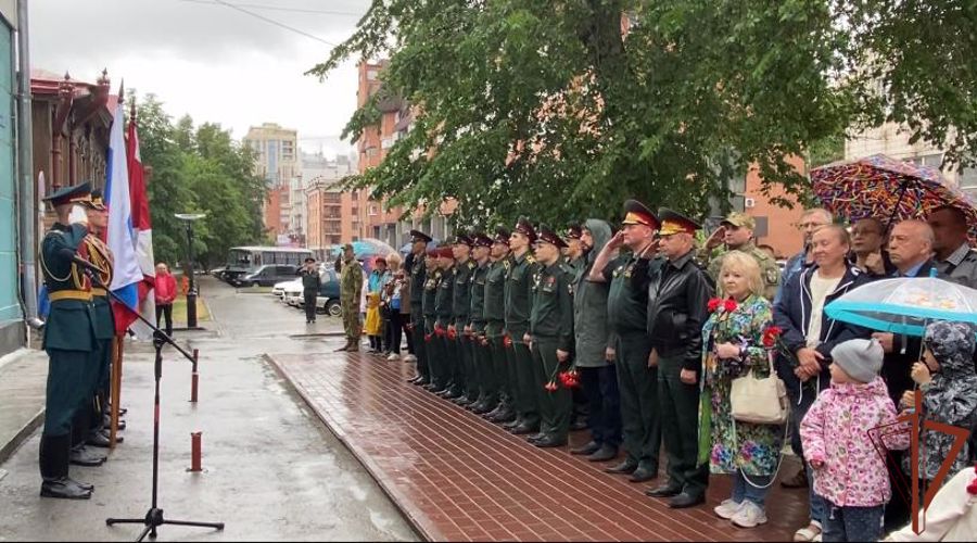 Мемориальную доску в память о погибшем военнослужащем Росгвардии открыли в Новосибирске