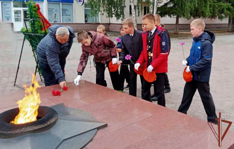 Представители Росгвардии показали уральским школьникам, как провести каникулы познавательно (видео)