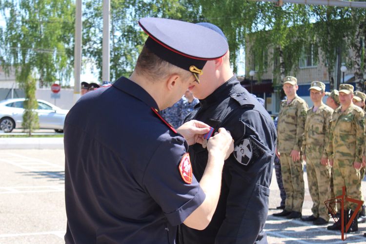  Заместитель командующего Центральным округом Росгвардии вручил госнаграды военнослужащим и сотрудникам в Костроме
