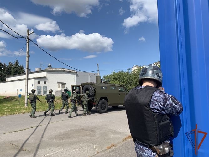 Подразделения Росгвардии провели занятия на одном из объектов жизнеобеспечения в Санкт-Петербурге 