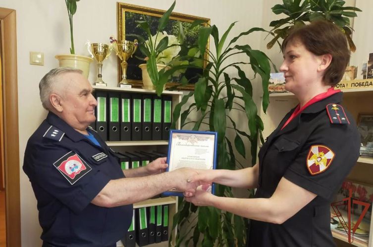 В рамках проекта «Каникулы с Росгвардией» бойцы ОМОН познакомили тюменских кадет со службой спецназа