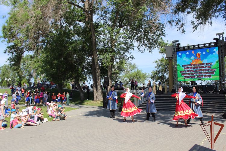 В Энгельсе ансамбль песни и пляски Приволжского округа Росгвардии провел концерт в честь Дня защиты детей